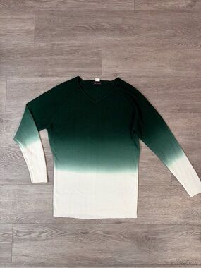 VENUS Green to Cream Ombre V-Neck Sweater small ptp 20 length 27